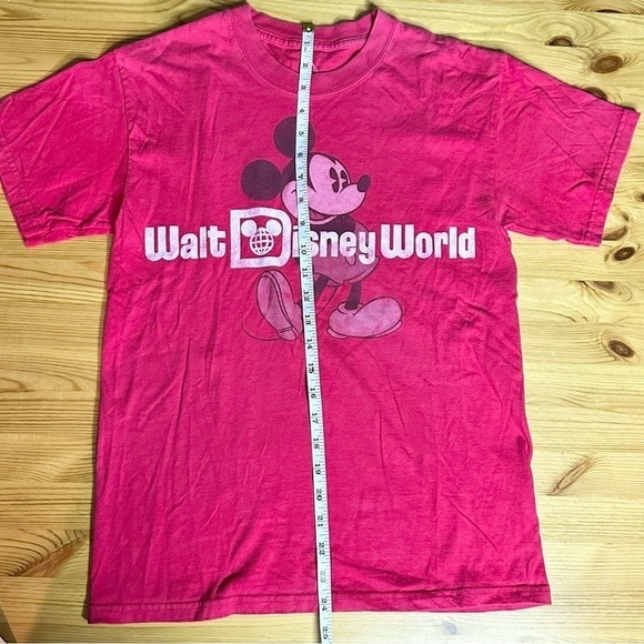 Walt Disney World Mickey Mouse Red Disneyland Resorts Hanes T-Shirt Size Small - Picture 8 of 8